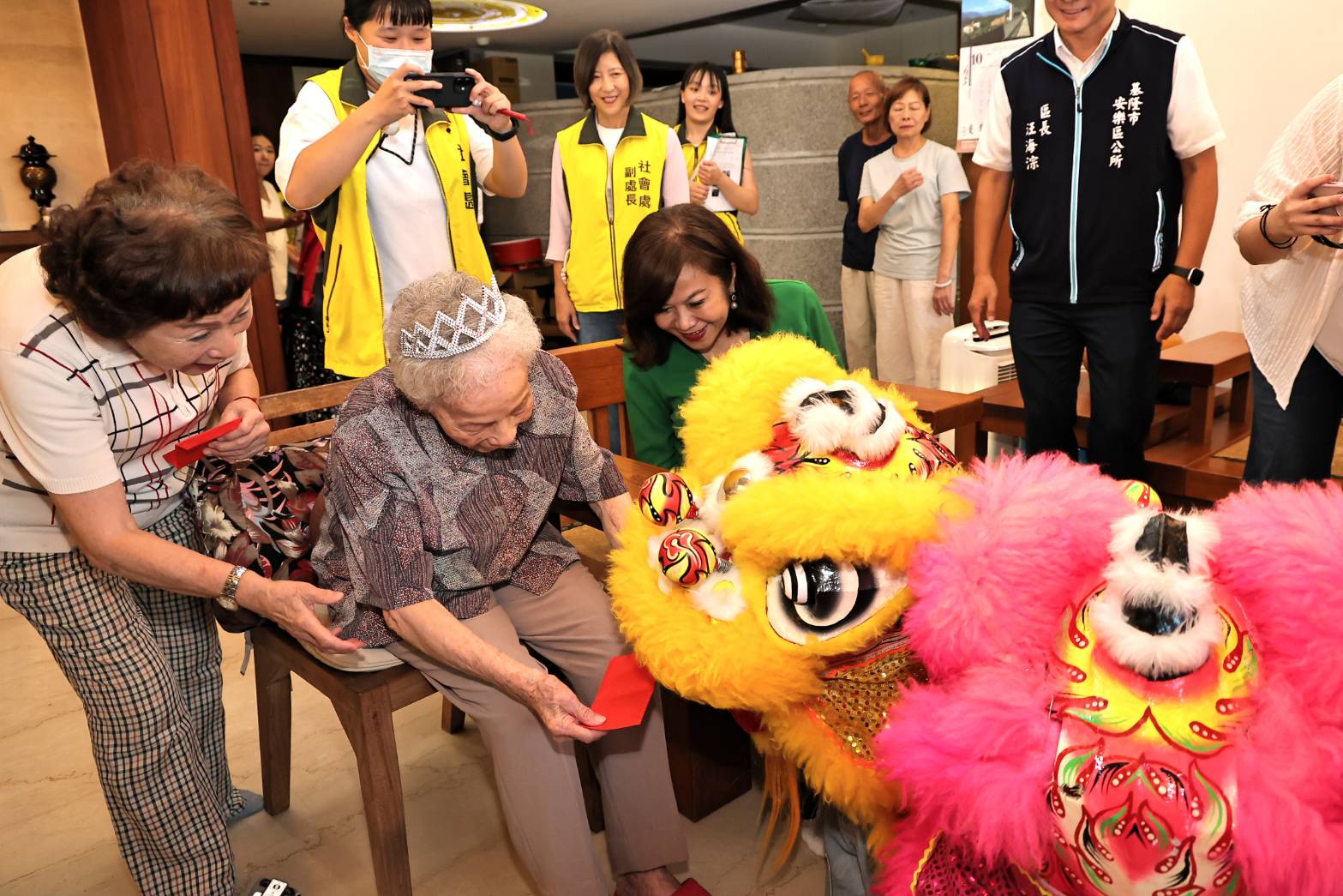 重陽敬老傳遞溫情　邱佩琳親送祝福探視3位百歲人瑞 | 索引新聞 INDEX News