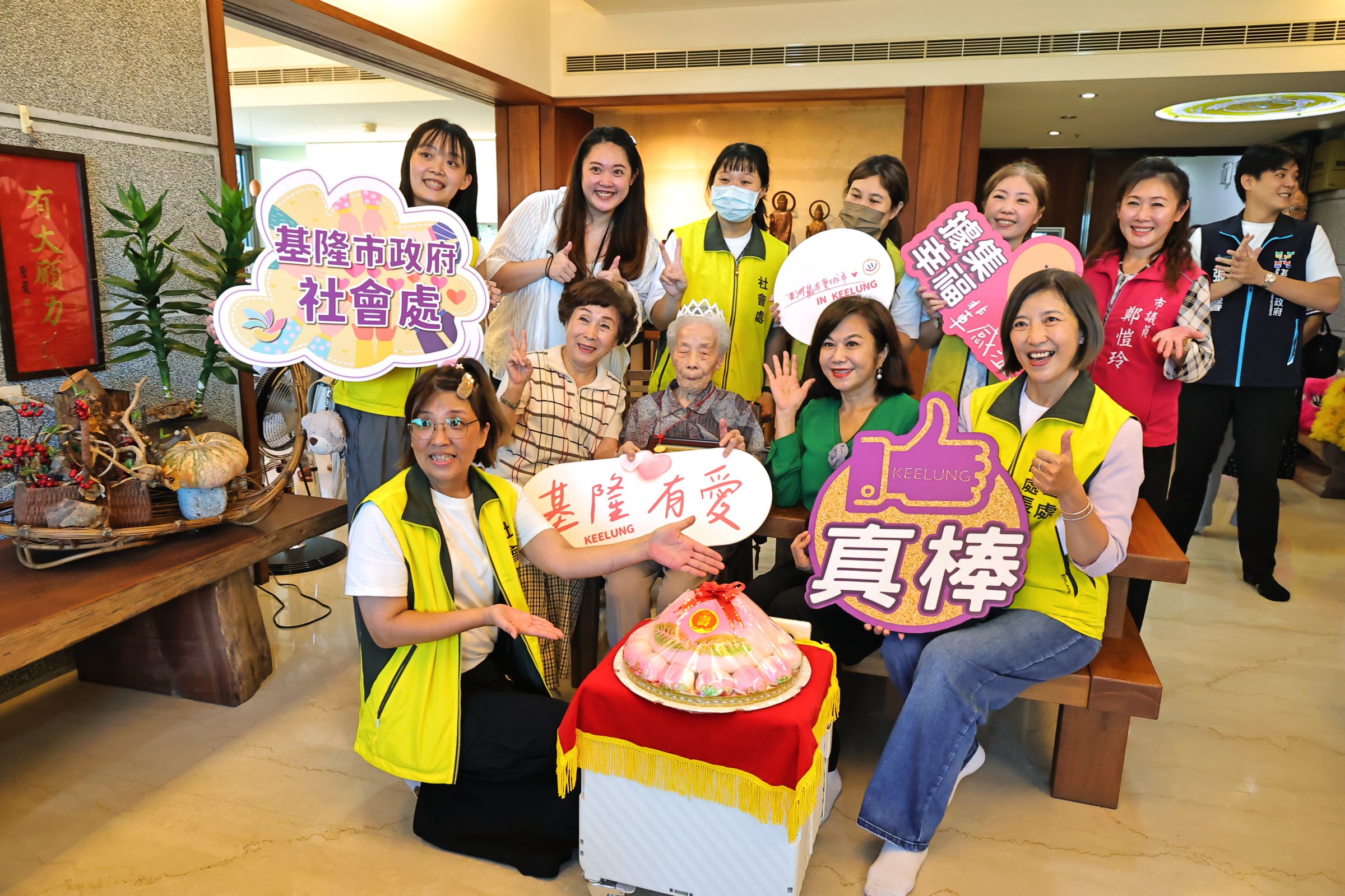 重陽敬老傳遞溫情　邱佩琳親送祝福探視3位百歲人瑞 | 索引新聞 INDEX News