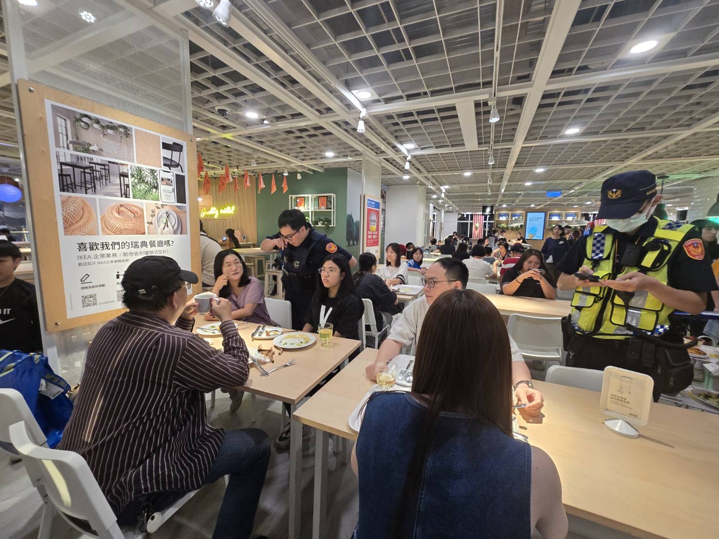 【獨家】高雄IKEA餐廳爆持刀恐嚇驚魂 女子放影片被提醒竟惹怒同桌男 警方火速制止逮人 前鎮分局復興所副所長陳弘恩及警員陳律廷趕到現場處理避免爭端擴大。(圖/記者王巧容攝)