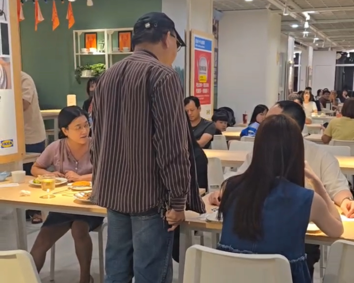 【獨家】高雄IKEA餐廳爆持刀恐嚇驚魂 女子放影片被提醒竟惹怒同桌男 警方火速制止逮人 高雄IKEA用餐區驚傳持刀恐嚇事件,畫面中可見身穿條紋襯衫男子情緒激動站起,疑似手持牛排刀與隔壁桌理論。(圖/記者王巧容攝)