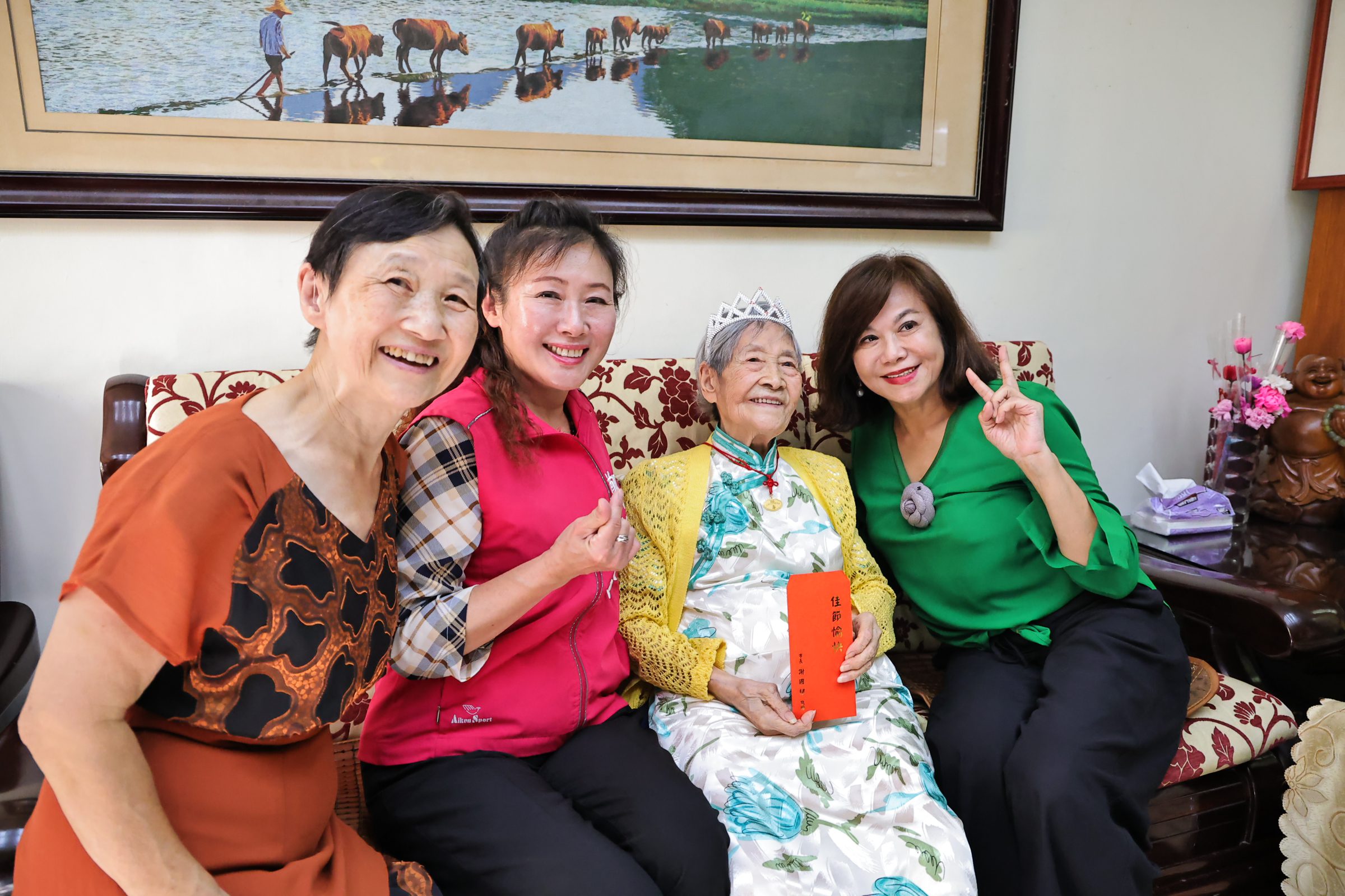 重陽敬老傳遞溫情　邱佩琳親送祝福探視3位百歲人瑞 | 索引新聞 INDEX News