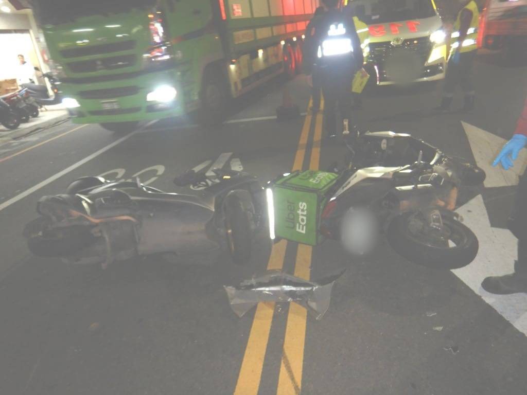 【有片】您的餐點正在路上!八德外送員疑車速過快 轉彎車閃避不及釀碰撞 898311 0