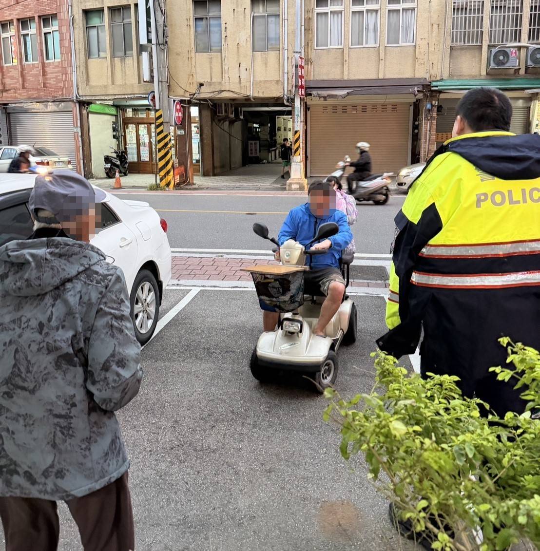 剛搬家人生地不熟!觀音暖警及時伸援 助8旬老翁化解迷途驚魂 402772 0