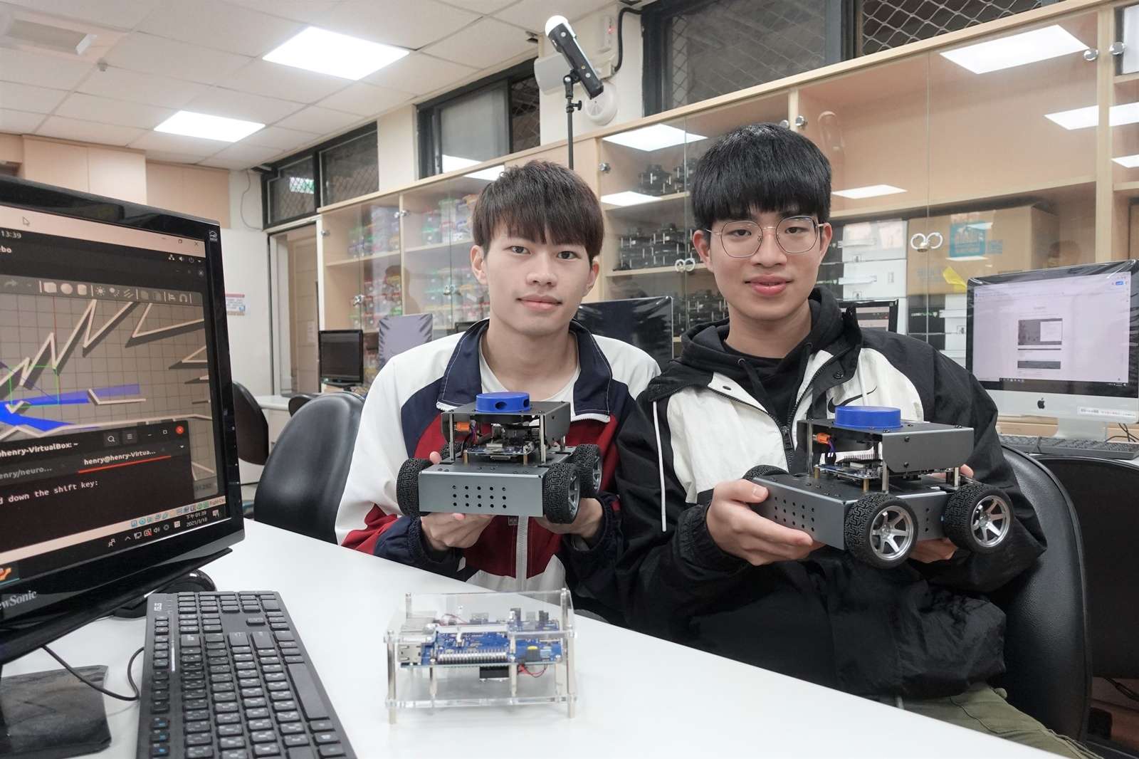 THE跨學科科學排名揭曉 中原大學跨域科研實力被世界看見 03 中原大學與科技大廠共建AI機器人5G專網實驗室,培育跨域科技人才。 0