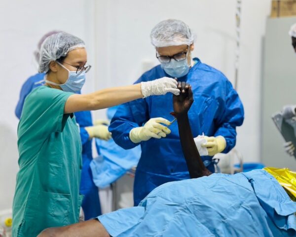 無國界醫生「痛，我願同行」人道醫療展12日於華山1914文創產業園區中7B館正式開幕，透過沉浸式策展，帶領民眾走入全球醫療人道救援現場。（圖／無國界醫生提供）