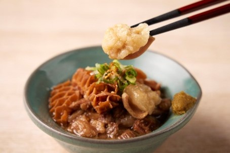 開幕首週贈送的和牛牛雜煮以牛舌牛筋和蜂巢牛肚長時間燉煮口感軟嫩風味濃郁 - 報新聞 Mega News