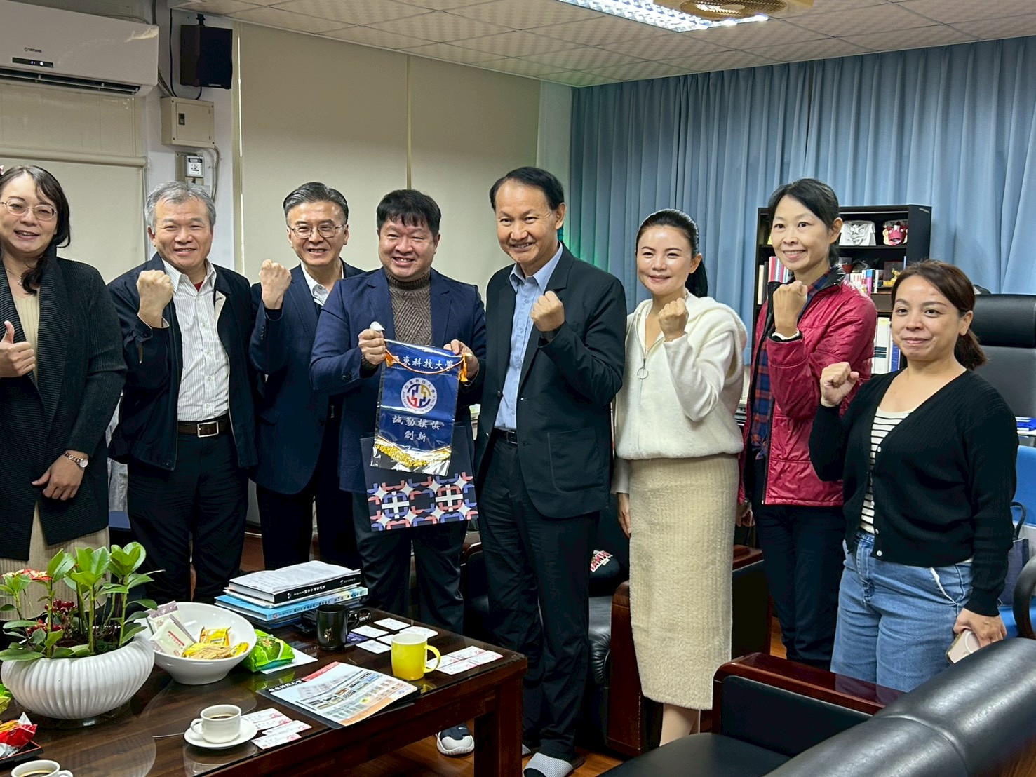 基隆商工與東南科大正式簽署策略聯盟合作意向書 ，由基隆商工校長林子建與亞東科技大學校長李清吟代表簽約，攜手打造嶄新里程碑，更將實地了解未來更多技職教育與大學端銜接之可能性。