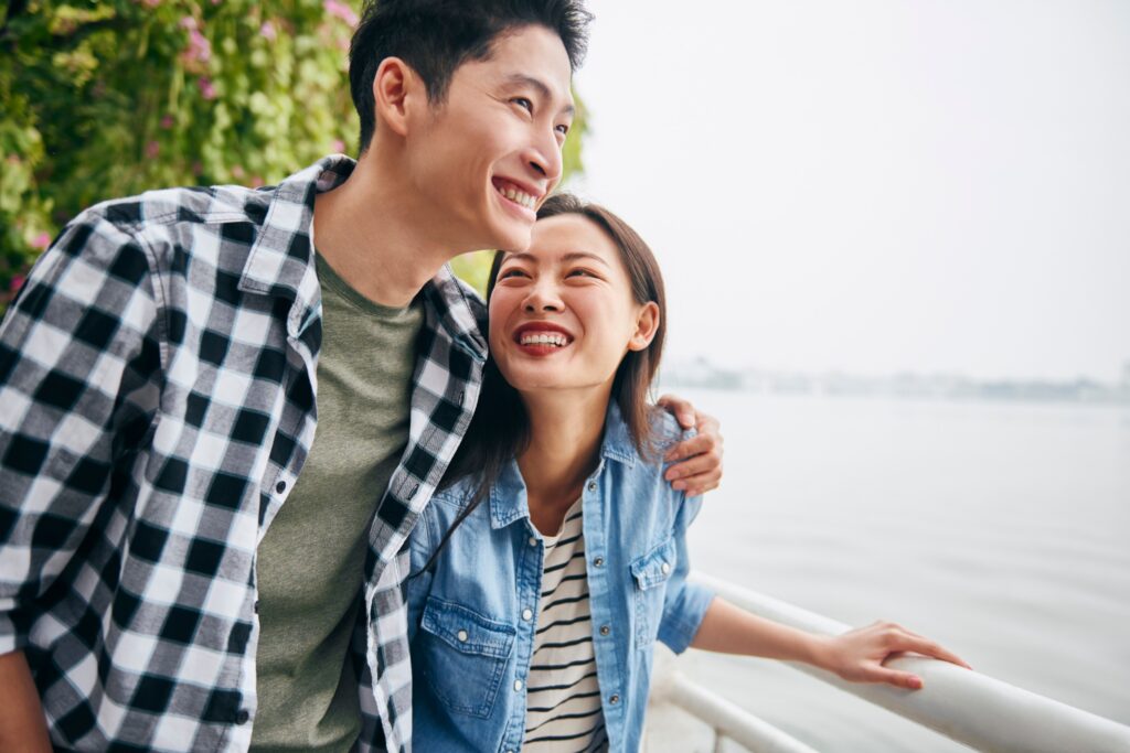 結婚會讓伴侶雙方更自然地開始規劃退休、健康、保險與長期資產配置。這種長期視角，反而讓很多選擇變得更理性，也更少衝動。圖/123RF圖庫