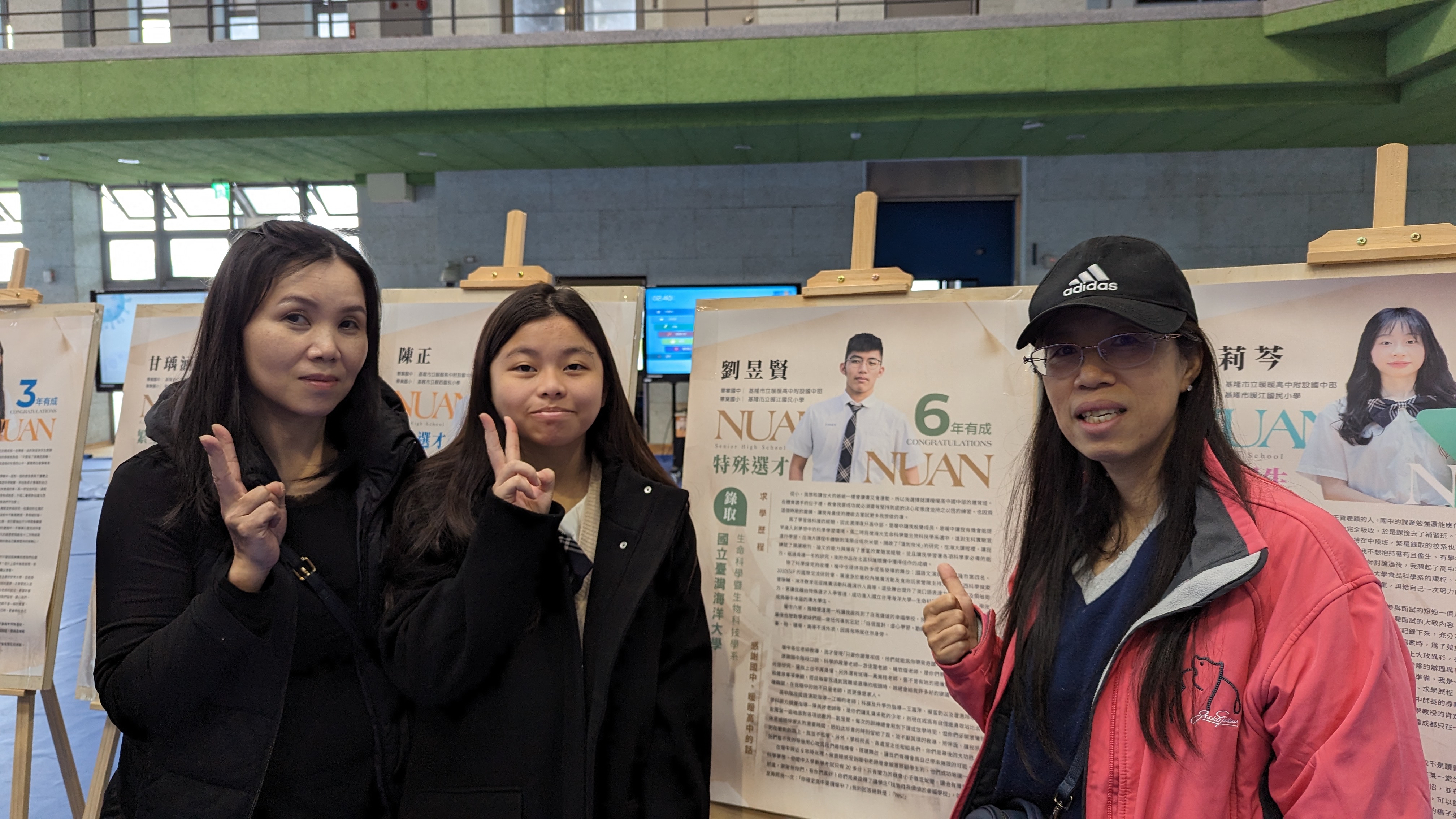 基隆市教育局與海洋大學合作提供全國最完整的海洋學術能量帶入高中教育，也強化高中與大學的雙向鏈結，幫助學生累積科學探究力、學習歷程與國際海洋視野，讓學生能更早接觸海洋專業領域的多元發展，圖為藍海拾貝成果展大學親師生合作。 