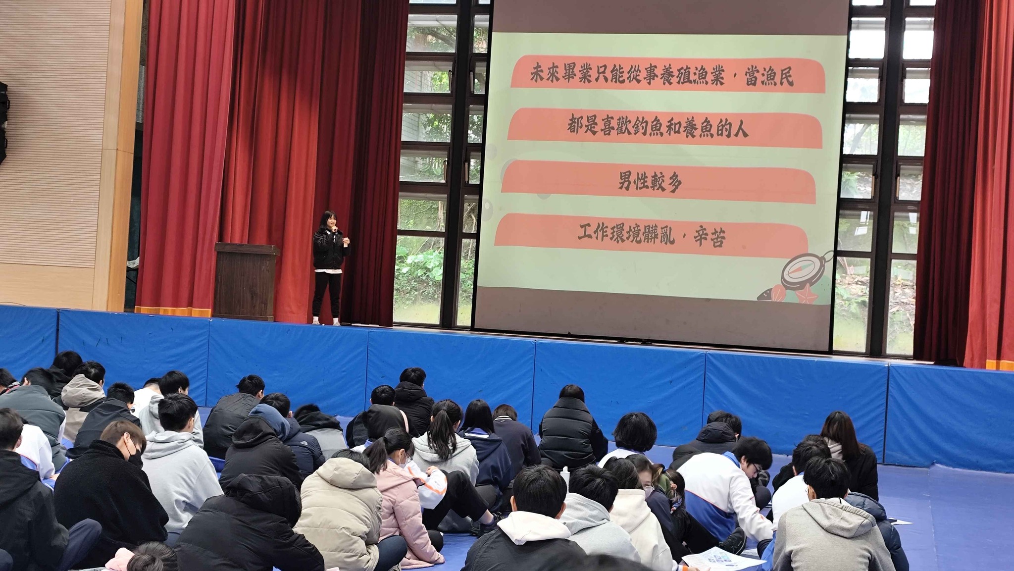 圖片為國立台灣海洋大學與暖暖高中舉辦大手牽小手第三屆「藍海拾貝」，多元發展培育課程成果發表會。