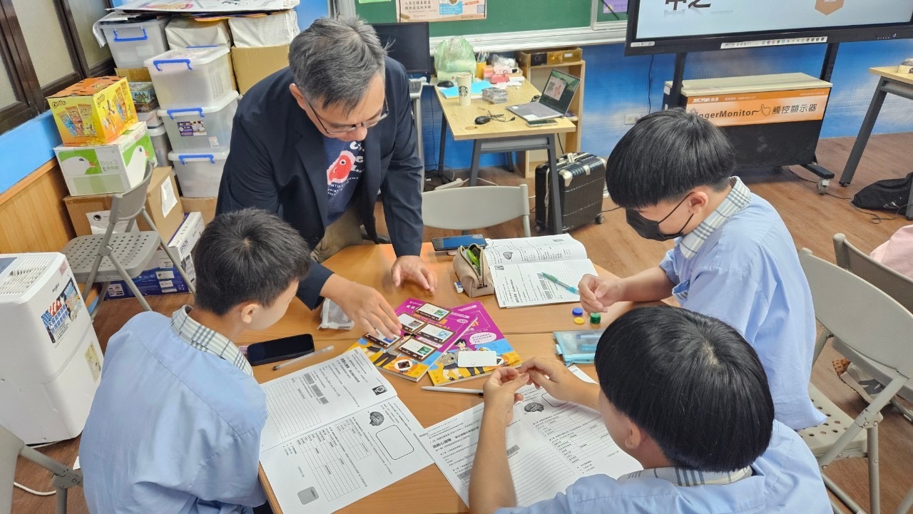 八斗與台灣科技大學合作推動「桌遊設計課程」，學生一組組地圍坐桌邊、熱烈的討論，但他們可不是在玩桌遊，而是在研發、設計桌遊。