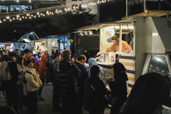 《圖說》「閃耀新北1314跨河煙火」於12月31日活動當天，在淡水與八里兩地同步推出主題市集，邀請民眾從美食暖身，提前感受跨年熱鬧氛圍。〈文化局提供〉