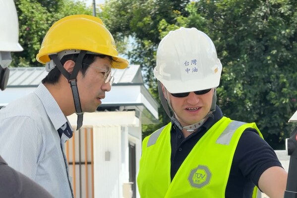 TÜV SÜD資深工程師 Raphael Mayer（右）於現場執行加氫站測試作業，與相關人員就系統測試與安全要求進行技術確認