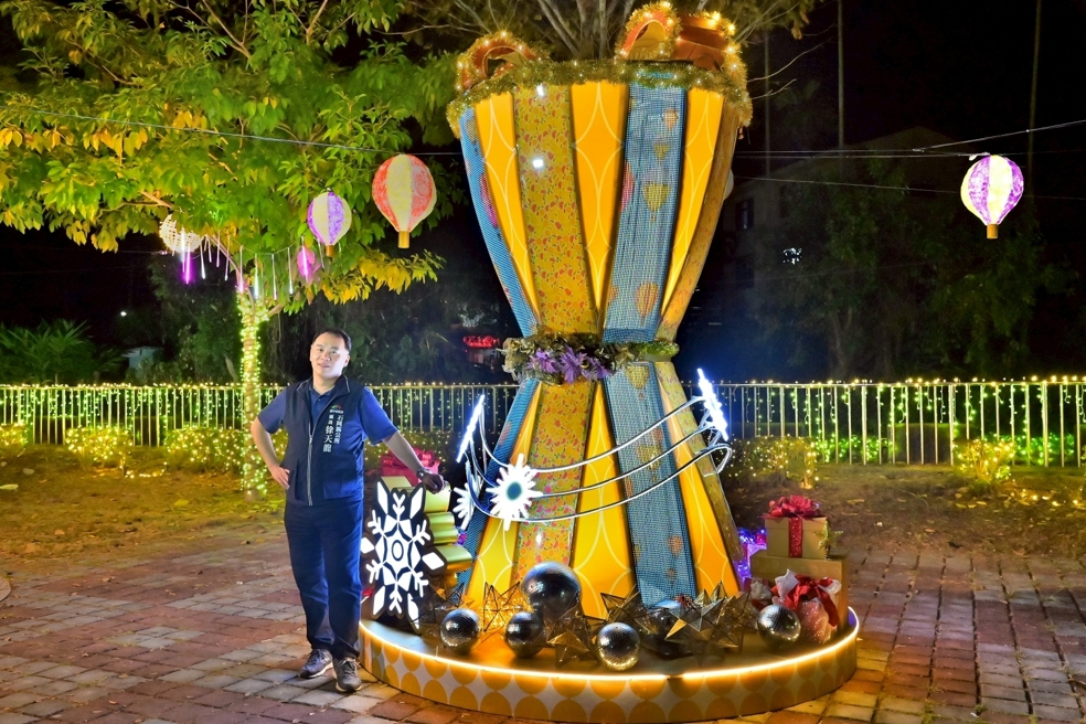 主燈星願沙鐘以水果豐收落下和熱汽球升空的動畫，寓意生生不息永續石岡未來，石岡區公所區長徐天龍邀請民眾來賞燈。圖/石岡區公所提供