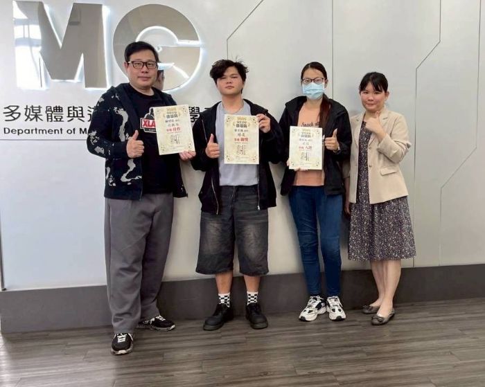 《圖說》龍華科大多媒體與遊戲發展科學系主任盧大為（左一）與獲獎學生及指導老師沈芳序（右一）合影。〈龍華科大提供〉