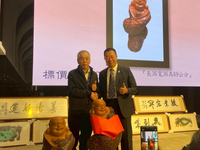 《圖說》億銀開發建設股份有限公司顏有清董事長(左)，認捐收藏木雕家謝洧銘大師所襄贊的「彌勒佛」像。〈基隆榮服處提供〉