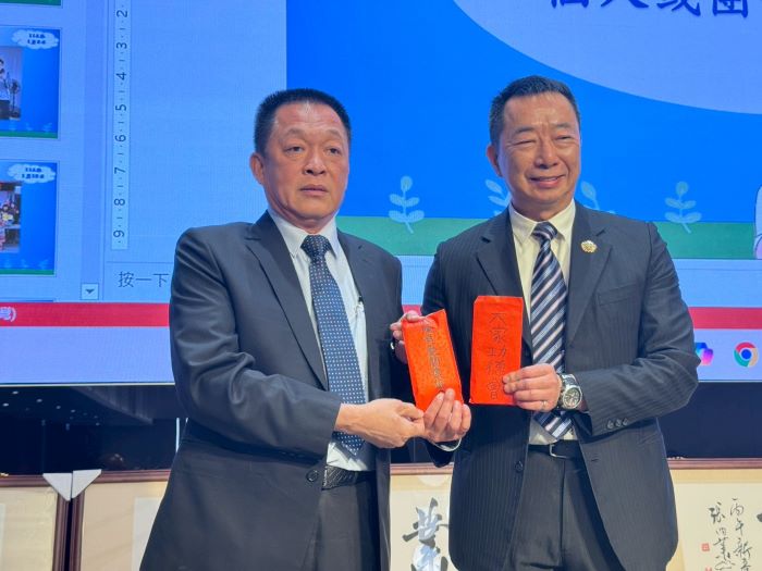 《圖說》方正處長（右）接受臺中市武陵有愛關懷協會蕭有發理事長(左)等多位貴賓現場捐贈認養金，並一一回贈感謝狀及紀念品，致申謝忱。〈基隆榮服處提供〉