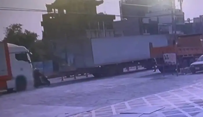 高雄路竹區發生2移工遭撞死亡車禍。翻攝畫面