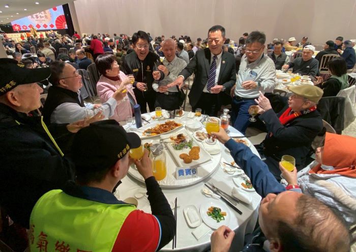 《圖說》方正處長（中）逐桌向榮民眷及在場來賓拜早年，副處長李復鄉〈右四〉。〈基隆榮服處提供〉