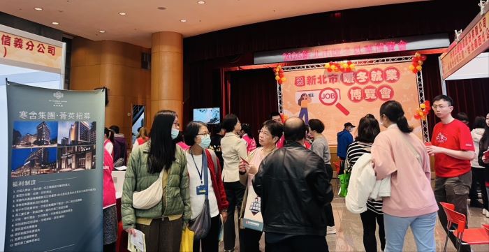 《圖說》新北就業服務處暖冬就業博覽會民眾於攤位區尋找適合自己的職缺。〈勞工局提供〉