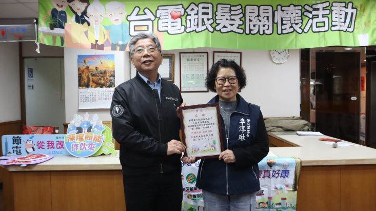 《圖說》處長龔良智（左）致贈弱勢慰問金，由學府里里長李淳琳（右）代表接受並回贈感謝狀 。〈台北市區處提供〉