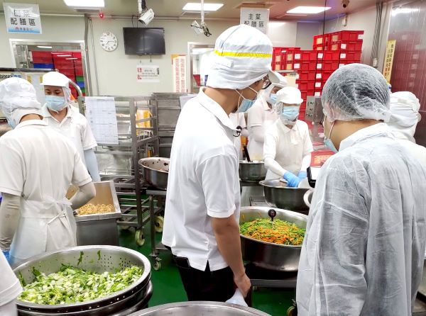 《圖說》新北市午餐品質聯合稽查小組至團膳工廠稽查。〈教育局提供〉