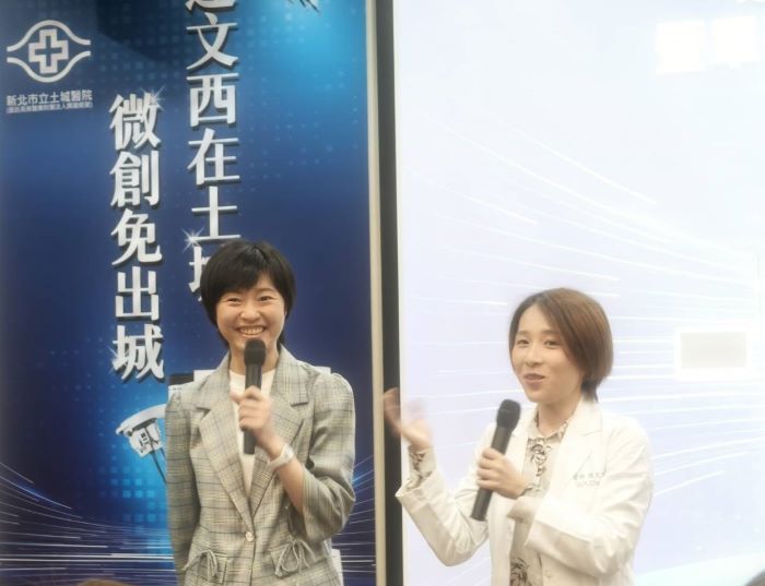 《圖說》土城醫院達文西微創手術執刀第一千例醫師陳文欣醫師〈右〉與病患分享單孔達文西設備術後復原情形。〈記者葉柏成攝〉