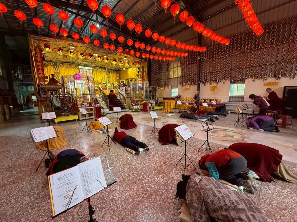 《圖說》世界佛教正心會2026年新春祈福法會，信眾誠心禮拜祝願國泰民安。〈佛教正心會提供〉