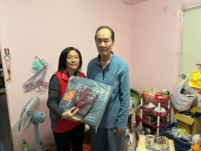 《圖說》王玟琳組長(左)前往關懷游伯伯(右)，致贈保暖物資並關心生活近況。〈新北榮服處提供〉