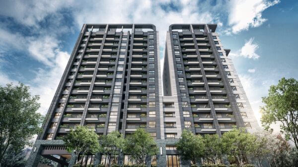 「佳泰琢閱」建築外觀以俐落線條與層次立面設計,展現現代美學風格,並榮獲國際設計大獎肯定,成為台中海線具代表性的質感住宅建案。圖/佳泰琢閱提供