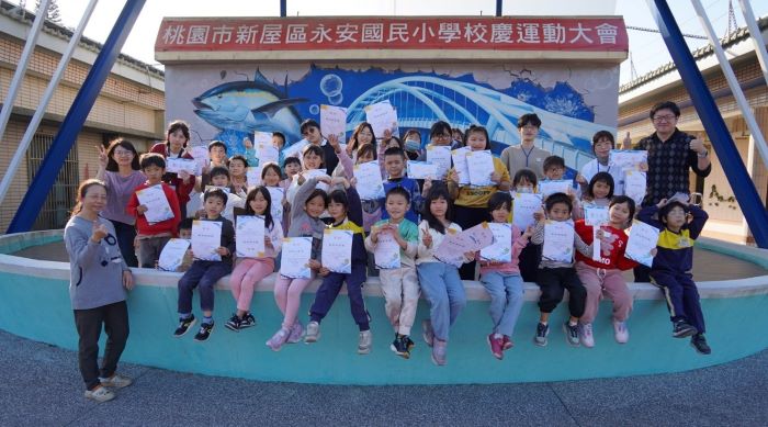 《圖說》三天營隊圓滿落幕,全體師生與學童合影留念。〈龍華科大提供〉