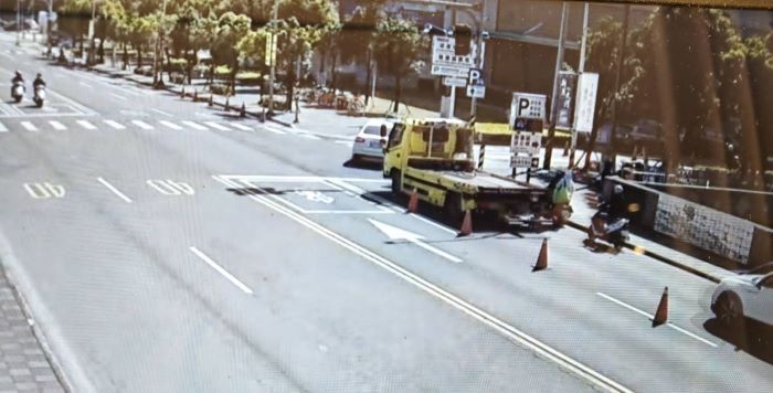 《圖說》拖吊作業中。〈新莊分局提供〉