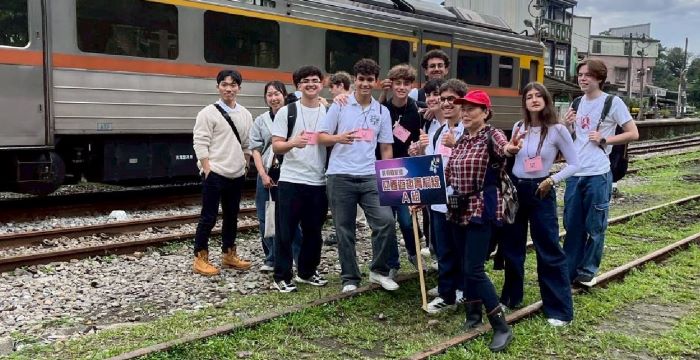 《圖說》楊桂馨(右3)於今年天燈節為外籍交換生導覽菁桐女路。〈社會局提供〉