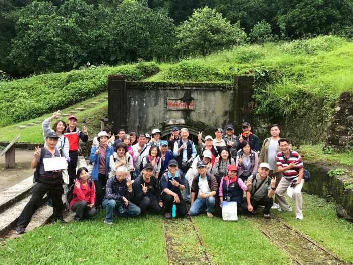 《圖說》石底大斜坑於民國64年封坑,楊桂馨(前排右3)帶領遊客導覽。〈社會局提供〉