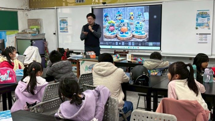 《圖說》活動開始前,教師向學員說明任務內容與學習重點。〈龍華科大提供〉