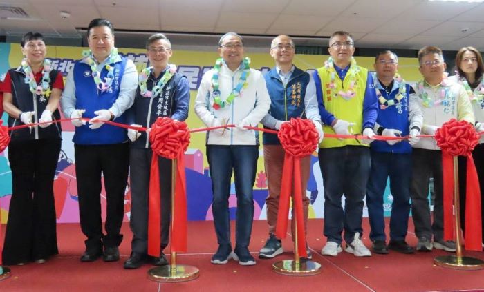 《圖說》市長與貴賓共同剪綵，象徵為土城居民開啟更優質、智慧化的多元活動場域。〈民政局提供〉