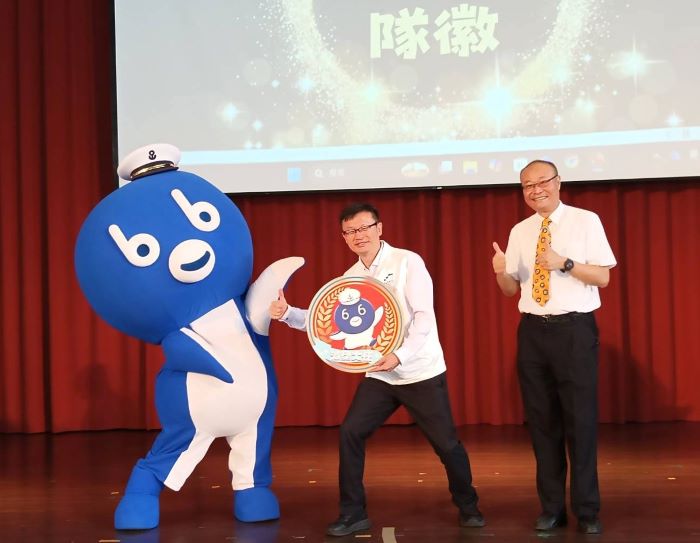 《圖說》減塑大使bb致贈隊徽給張明文局長。〈教育局提供〉