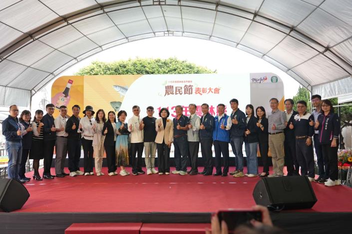 縣長張麗善與全縣績優農會總幹事、代表合影。