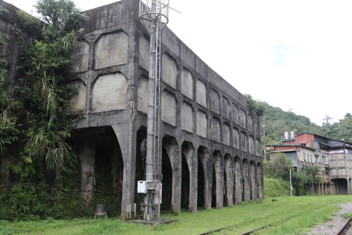 《圖說》位於平溪鐵道旁的卸煤櫃 留予後人追憶當年煤業的盛況。〈社會局提供〉