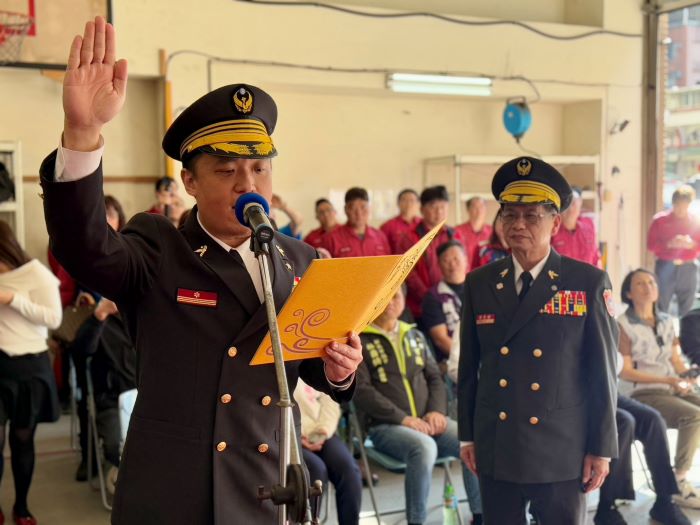 《圖說》第六救災救護大隊大隊長林登港進行宣誓。〈消防局提供〉