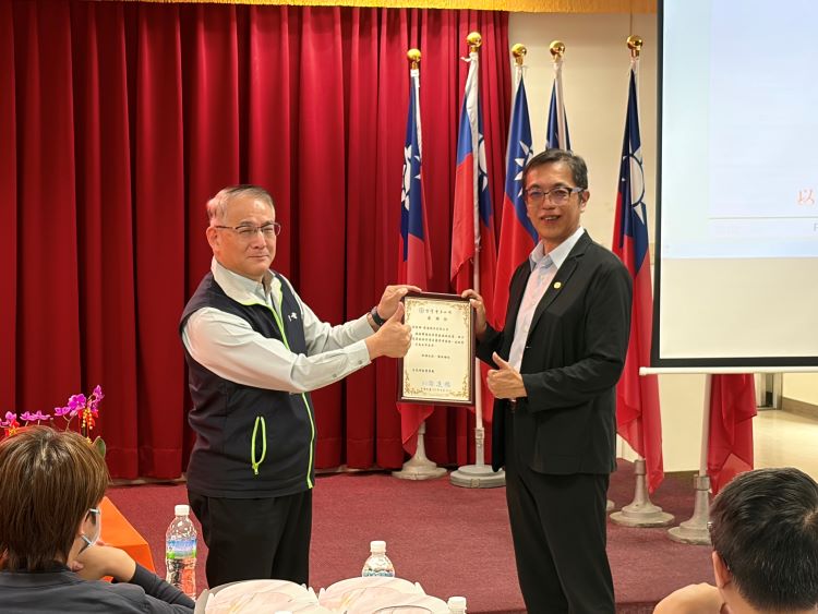 《圖說》復盛公司新能源事業處郭經理(右)分享節能措施與經驗,處長徐進福(左)頒發感謝狀〈北西區處提供〉