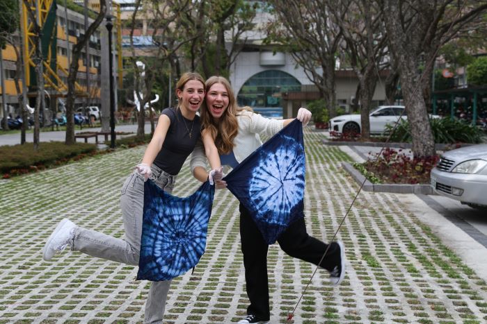 《圖說》新北市立永平高中姊妹校-德國文特瑞德中學,參與藍染課程,自製客家特色藍染方巾。〈客家局提供〉