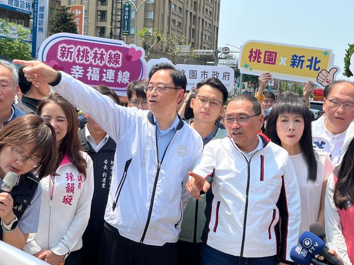 《圖說》新北、桃園雙市長實地瞭解路線規劃。〈捷運局提供〉