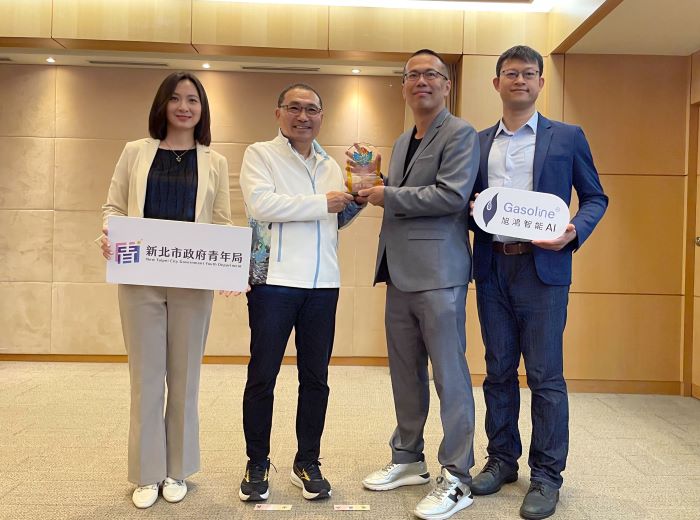 《圖說》旭鴻智能公司奪「2026智慧城市創新應用獎」，加速推動企業節能減碳，創辦人李達生(右二)與陳彥棠技術長(右一)與侯市長分享成果。〈青年局提供〉
