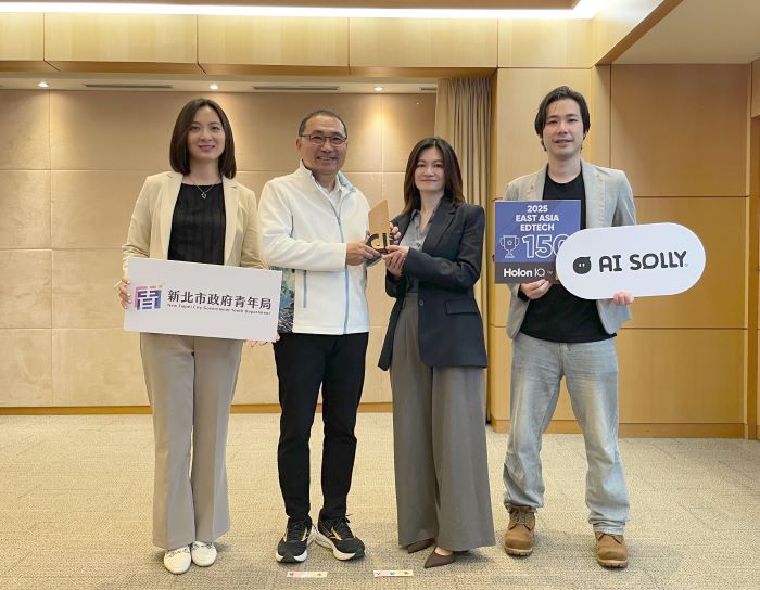 《圖說》宇宙製造公司宇宙製造獲HolonIQ「Taiwan EdTech 50」，曾怡璇執行長(右二)向與侯市長分享亮眼成績。〈青年局提供〉