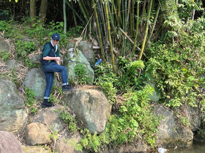 《圖說》台電同仁不畏艱難深入石縫撿拾廢棄物 還給山林純粹原貌。〈台電台北市區處提供〉