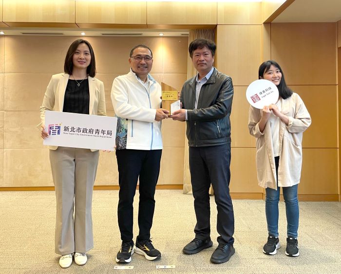 《圖說》律果科技公司奪GenAI Stars金質獎，展現AI法律應用的卓越潛力，陳啟桐執行長於市政會議中與侯市長分享。〈青年局提供〉