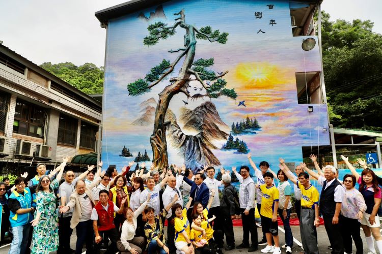 《圖說》校慶活動最大亮點為「百年樹人」泥畫牆揭幕儀式，整體創作以楠木為主軸，傳達「教育如樹、孕育未來」的理念，並結合臺灣藍鵲等在地生態元素。〈教育局提供〉