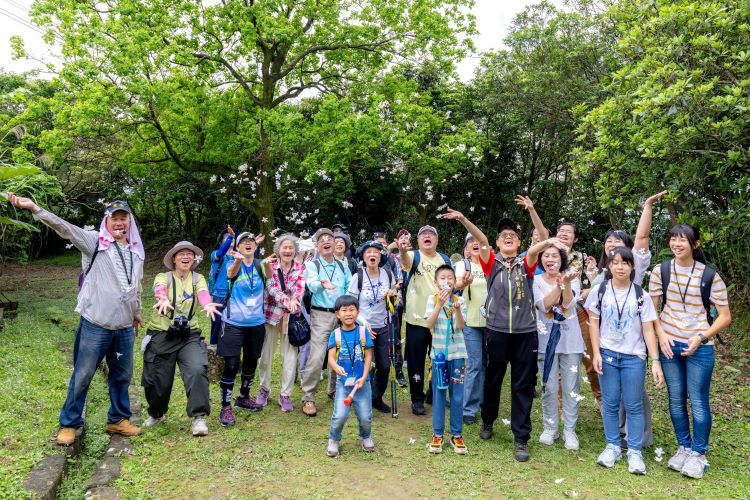 《圖說》瑞芳賞花民眾開心享受五月雪。〈客家局提供〉