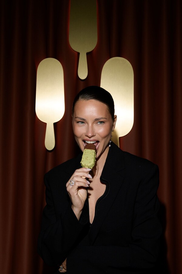 Adriana Lima 獲品味建築師 Law Roach 與 House of Magnum® 靈感女神 Heidi Klum 邀請，出席 House of Magnum® 貴賓派對，相中她拿著全新 Magnum® Signature 系列的 La Pistache